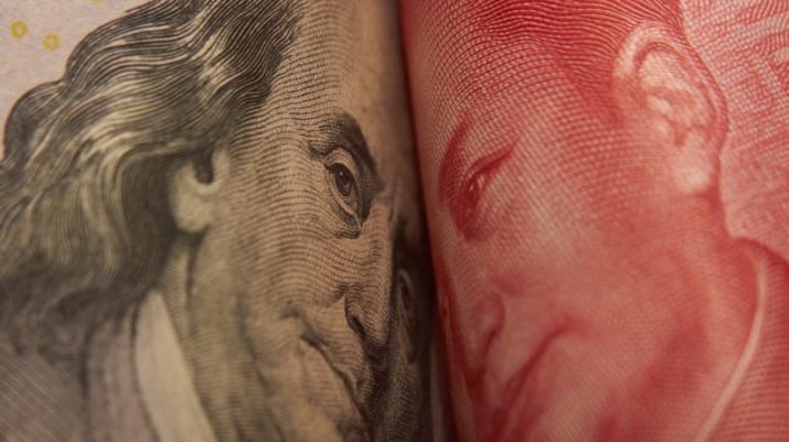 Reprodução das notas de dólar e iuan