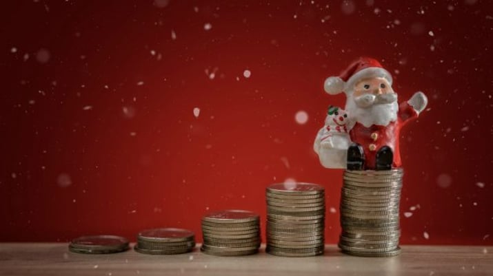 Papai Noel sobre uma pilha de moedas