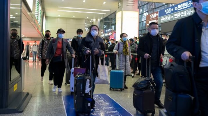 Pessoas em aeroporto na China usam máscaras em meio a surto do coronavírus