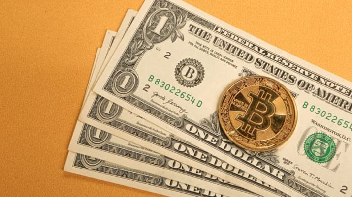 Dólar e bitcoin