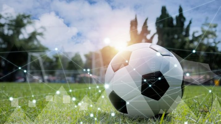 bola de futebol no gramado com gráficos de mercado ao fundo em montagem | Palmeiras Copa do Mundo