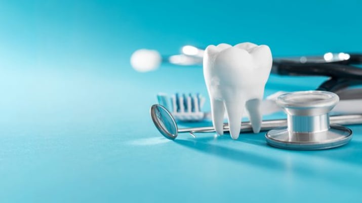 Dente e instrumentos de dentista em consultório