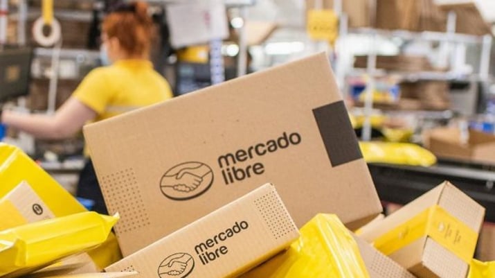 Caixas do Mercado Livre (MELI34) num centro de distribuição. A empresa concorre com Magazine Luiza (MGLU3) e Via (VIIA3) no mercado de e-commerce do país