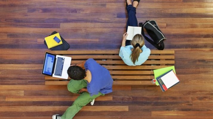 estudantes com computador em foto vista de cima