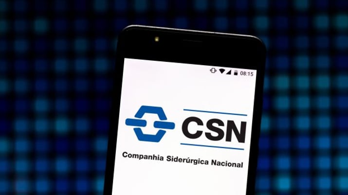 tela de celular mostra logotipo da CSN (CSNA3) | CSN Mineração (CMIN3) recompra de ações