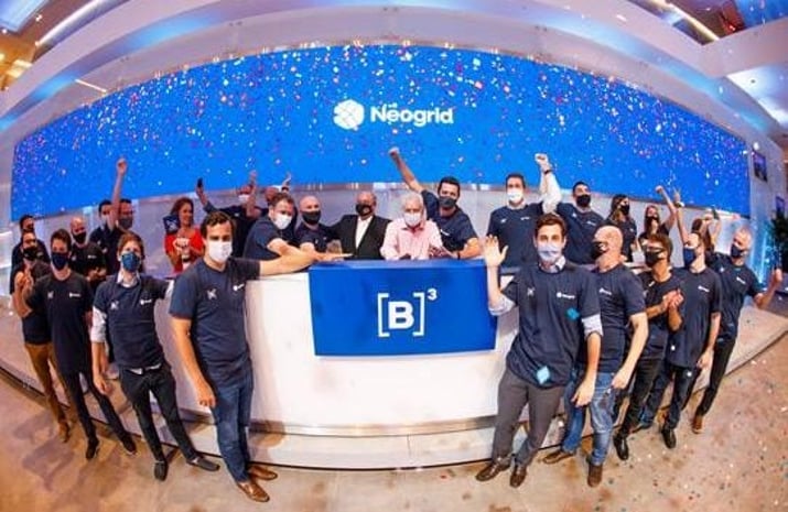 Executivos da Neogrid tocam a campainha para celebrar o início da negociação das ações da companhia