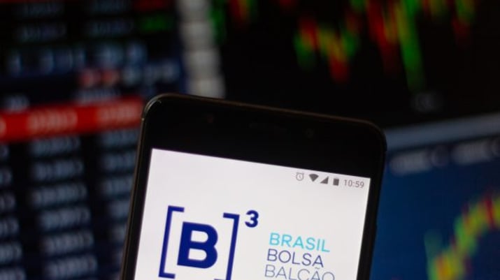 tela de celular mostra logotipo da B3