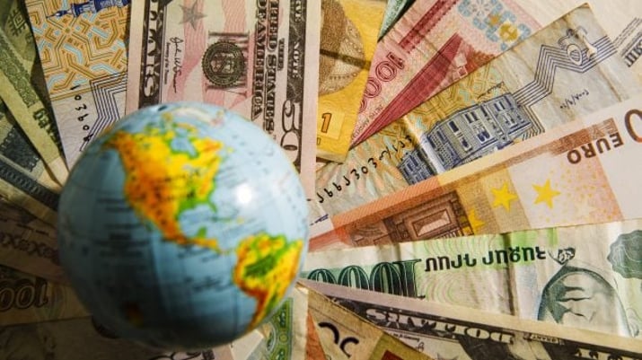 Globo e cédulas de dinheiro de diversos países