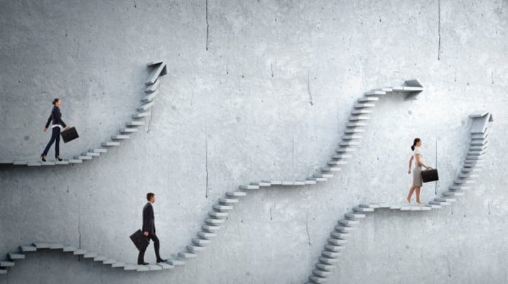 Executivos subindo escada como metáfora para trajetória de carreira