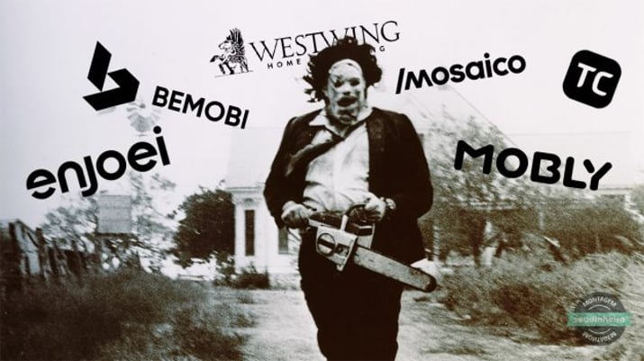 Montagem em preto e branco com Leatherface, o vilão da série de filmes 'O Massacre da Serra Elétrica', e os logos das empresas Westwing, Bemobi, Mosaico, Mobly, Enjoei e TradersClub ao fundo