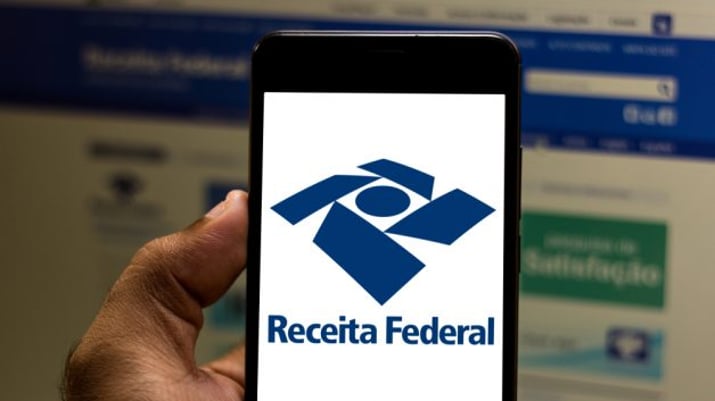 Logo da Receita Federal em tela de celular