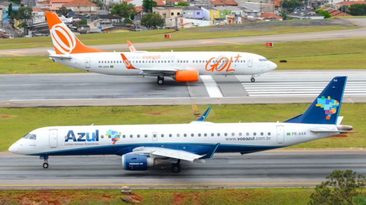 Aeronaves da Gol (GOLL4) e da Azul (AZUL4) na pista do aeroporto de Congonhas