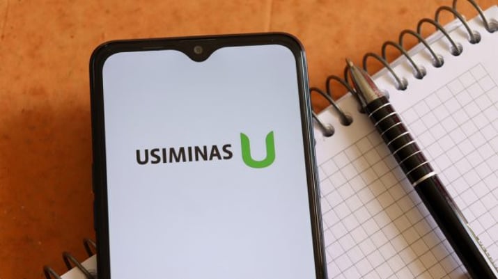 Logotipo da Usiminas (USIM5) na tela do celular