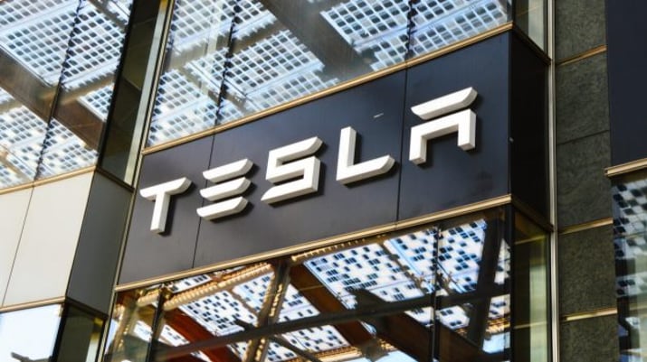 Fachada da Tesla, montadora de carros elétricos de Elon Musk