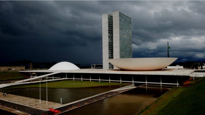 Foto do Congresso Nacional, em Brasília, num dia de céu carregado; a imagem representa o clima tenso em Brasília e os desdobramentos negativos para a bolsa