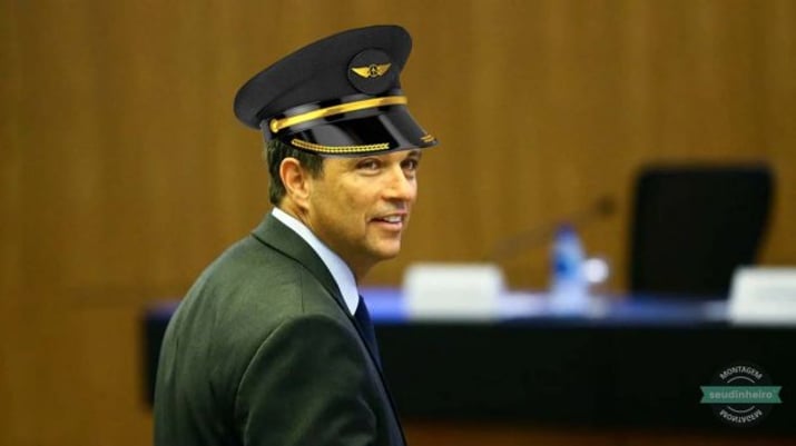 Montagem de Roberto Campos Neto, presidente do Banco Central (BC), com chapéu de aviador olhando sorrindo para o lado