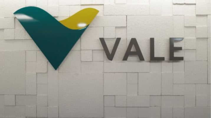 Imagem mostrando o logo da Vale (VALE3) numa parede branca; estágio