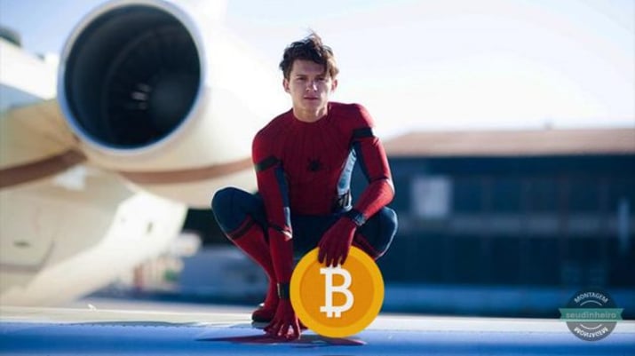 Montagem de Tom Holland com traje de Homem-Aranha agachado segurando uma moeda de bitcoin