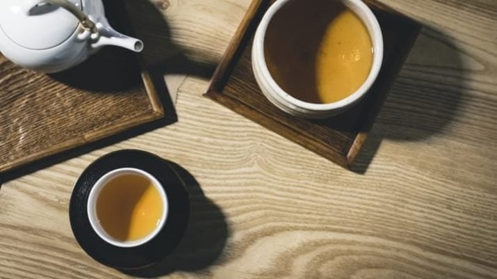 Um bule e uma xícara de chá estão sob a mesa