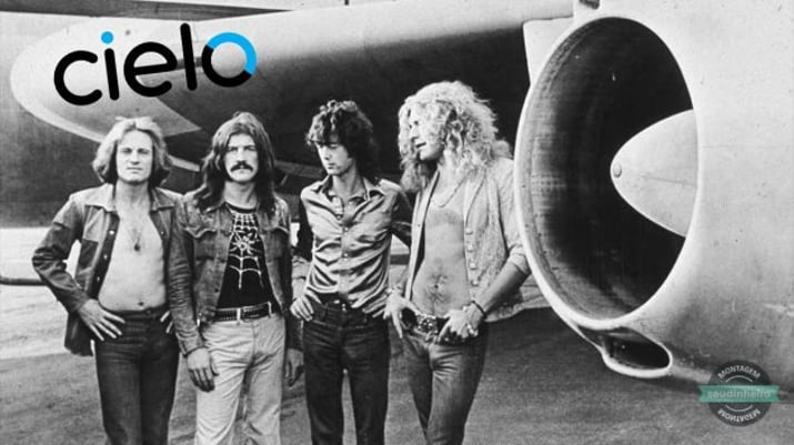 Integrantes da banda Led Zeppelin posando para foto com com avião atrás e logo da Cielo no avião