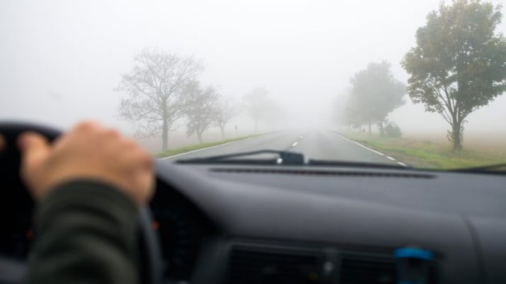 Ponto de vista de um motorista em uma pista com neblina | Ibovespa
