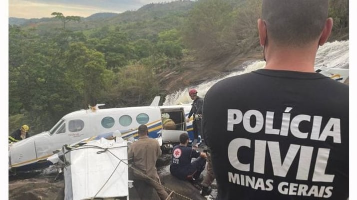 Policial Civil observa local da queda do avião que transportava a cantora Marília Mendonça e mais quatro pessoas