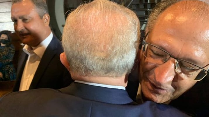 Luiz Inácio Lula da Silva abraça Geraldo Alckmin