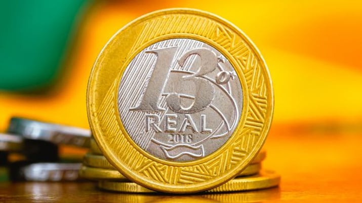 Montagem como os dizeres "13º real" na moeda de R$ 1 real | 13º salário