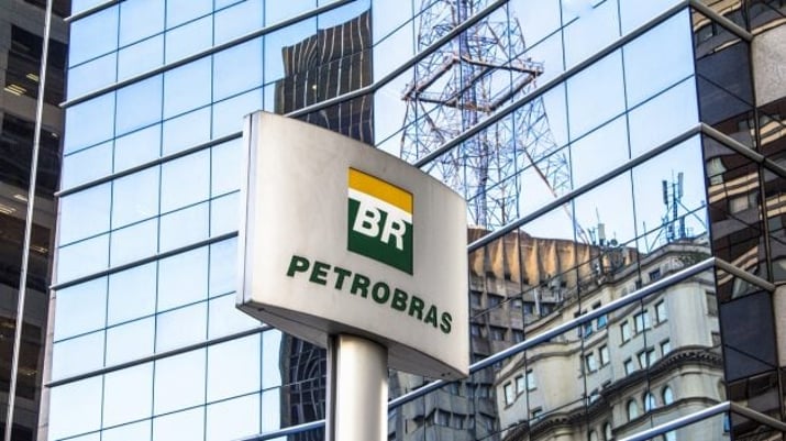 Foto da fachada do prédio da Petrobras (PETR3 e PETR4) na avenida Paulista, em São Paulo. A estatal decide o valor da gasolina vendida às distribuidoras e pode ser uma boa alternativa para quem investe de olho em dividendos e proventos