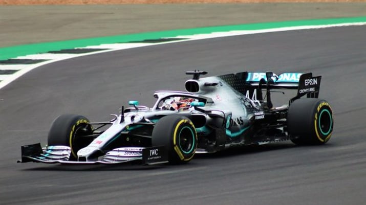 Carro do piloto Lewis Hamilton na pista de corrida |