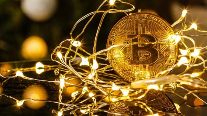 Bitcoin rodeado de luzes douradas