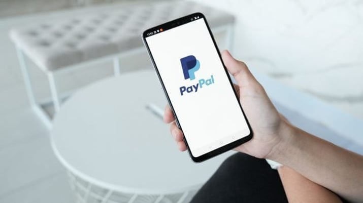 Tela de celular com o logo do PayPal