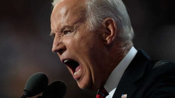 Presidente dos Estados Unidos, Joe Biden, grita ao microfone