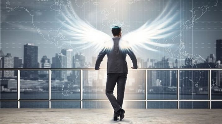 Homem com asas em varanda de um prédio, representando um investidor-anjo de startups.