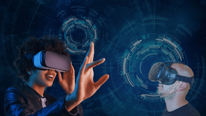 Imagem de pessoas com óculos de realidade virtual tocando o universo digital