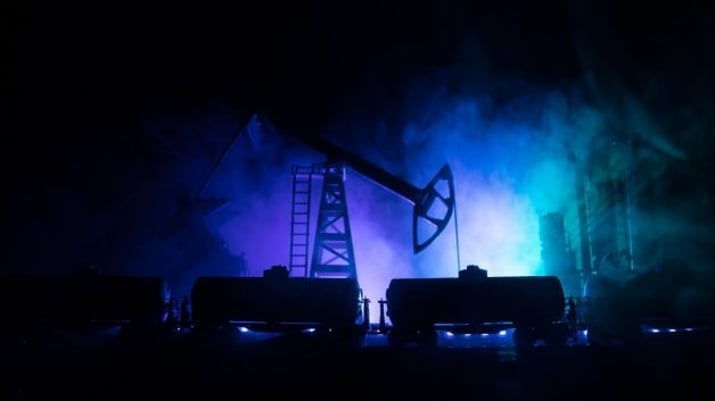 Imagem mostra estação petrolífera coberta por fumaça de tons azulados.