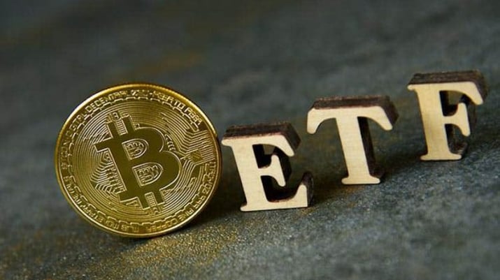 Foto de um bitcoin com as letras ETF ao lado direito