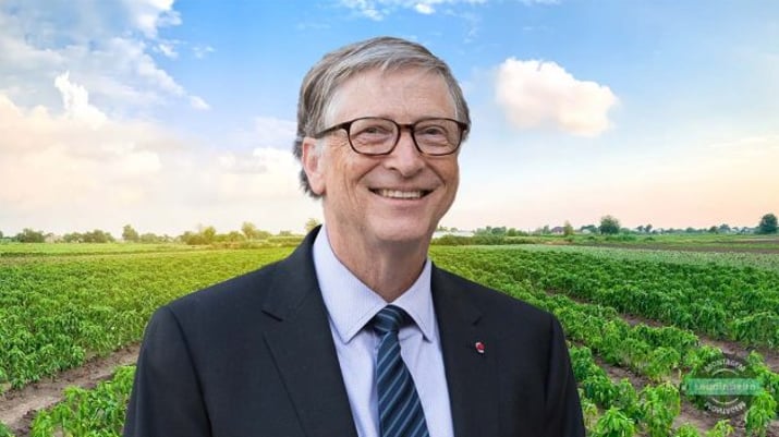 Bill Gates em frente a uma fazenda, representando investimentos no agronegócio.