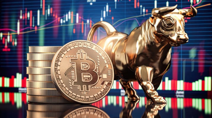 bitcoin (BTC) ao lado de um touro de ouro que representa o bom momento das criptomoedas