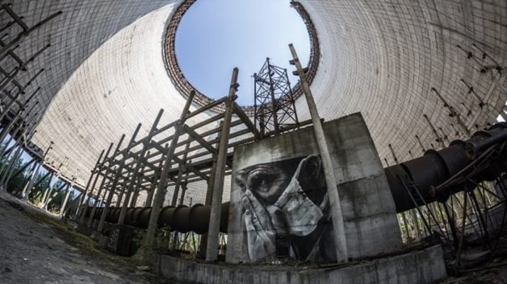 Imagem mostra uma das áreas desativadas da usina nuclear de Chernobyl, com escombros