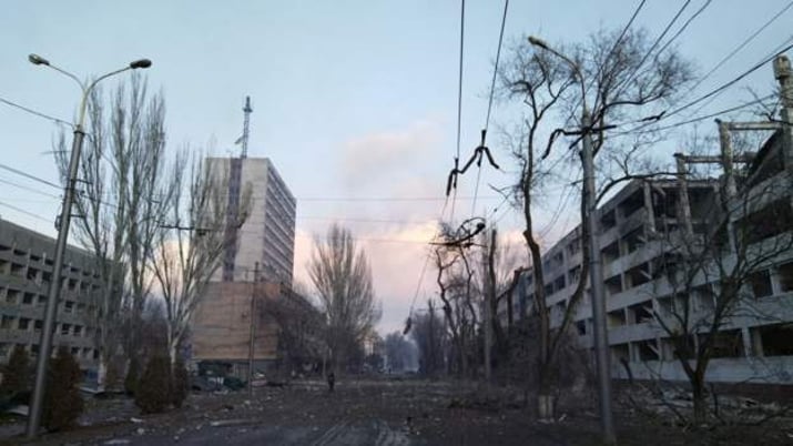 Cidade destruída, com prédios em ruínas na Ucrânia