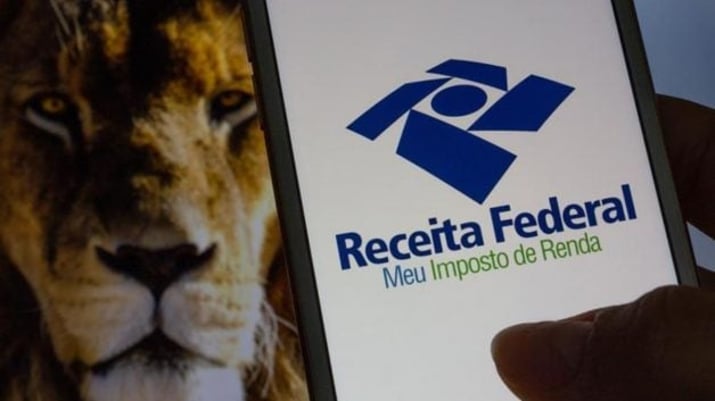 app da receita federal com foto de leão por trás, representando imposto