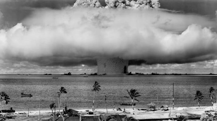 Imagem de uma bomba nuclear explodindo e formando a imagem de um cogumelo