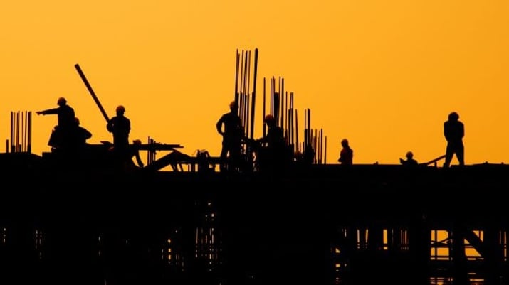 Silhueta de trabalhadores da construção civil no pôr do sol | Construtoras, Cury, PDG PDGR3, ações JP Morgan Casa Verde e Amarela Distratos TENDA Santander Ações
