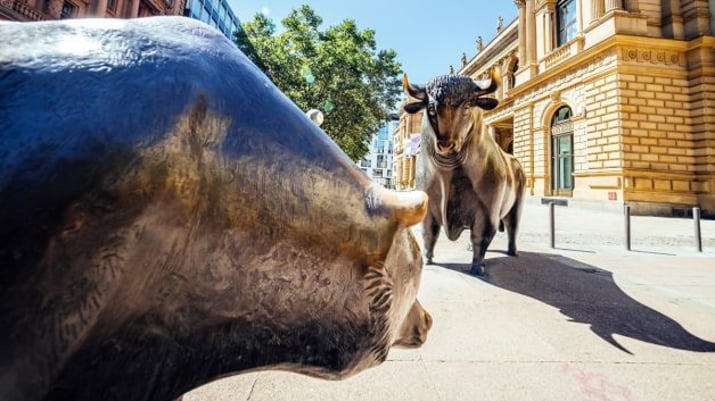 Esculturas de bronze de touro e urso na bolsa de valores de Frankfurt Alemanha