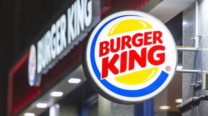 placa do Burger King em frente a loja
