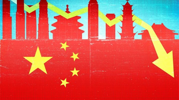 Arte mostrando, na parte inferior, a bandeira da China e, na parte superior, prédios com arquitetura oriental; cruzando a imagem, uma seta amarela descendente. A imagem representa as dificuldades da economia chinesa