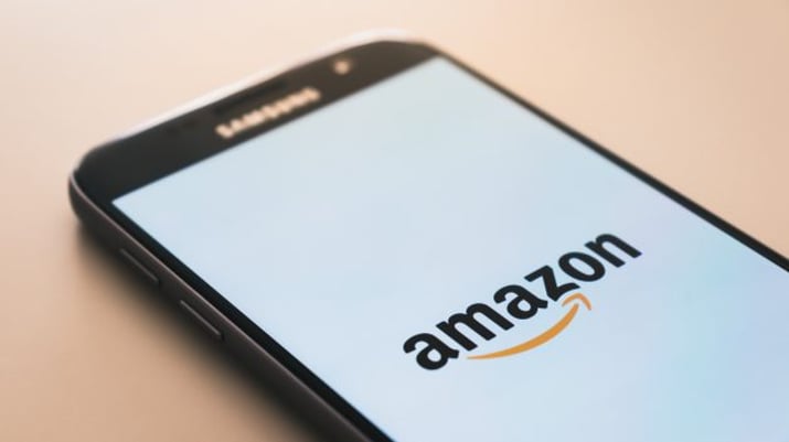 Tela de celular mostra logotipo da Amazon