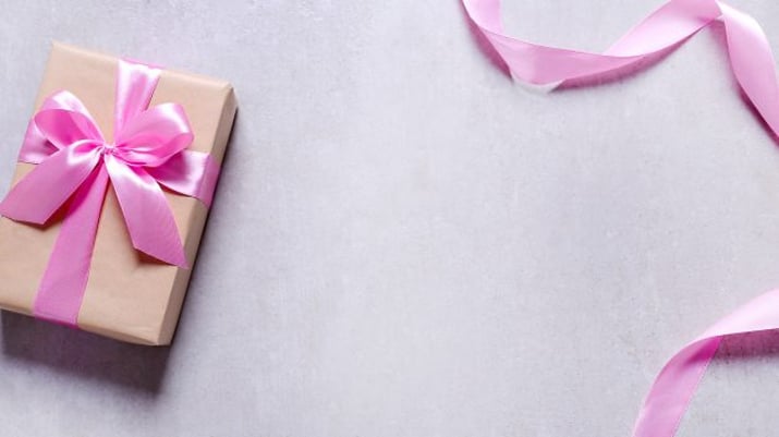 Embrulho de presente com um laço e fita rosa | Dia das Mães