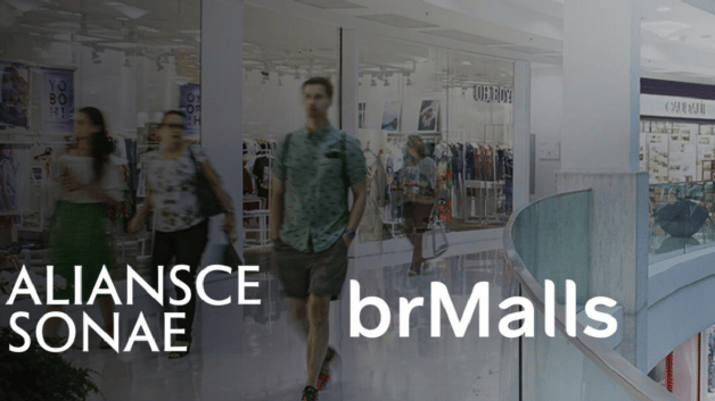 Montagem com a foto de consumidores andando em um shopping e os logos da Aliansce Sonae (ALSO3) e brMalls (BRML3)